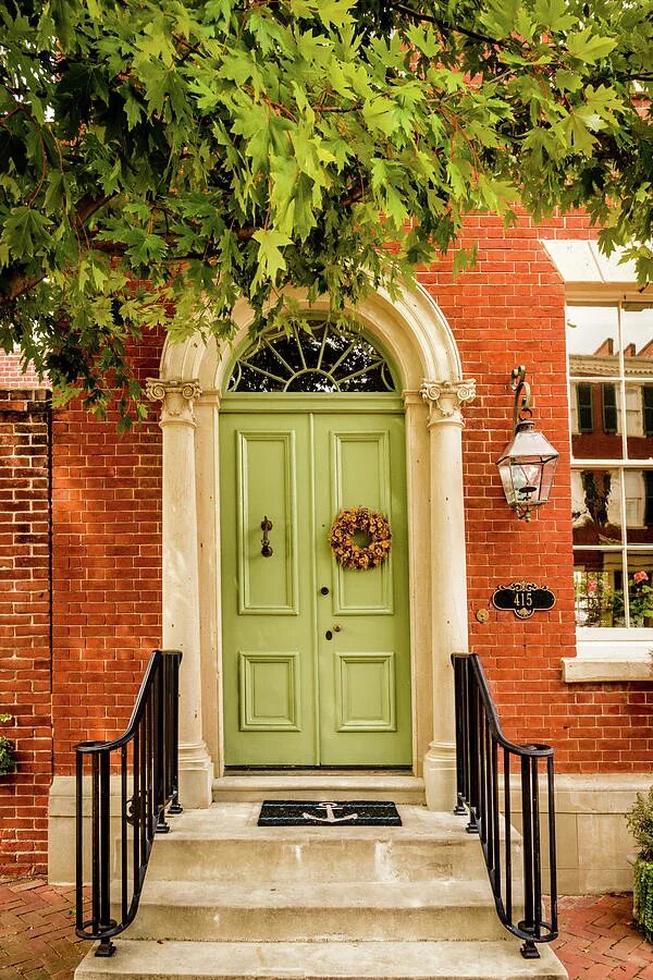 красивые двери. желтая входная дверь. двери в американских домах. входная дверь в английском стиле. дверные звонки на двери.