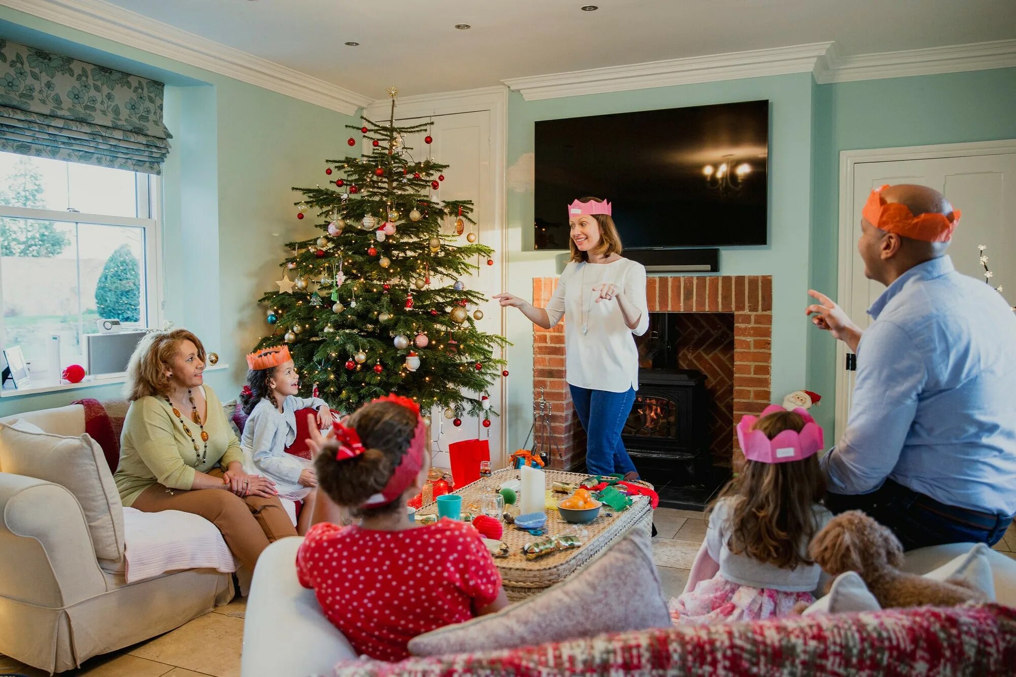Christmas gathering. Рождество семья. Друзья за новогодним столом. Семья за праздничным столом. Семья за новогодним столом.