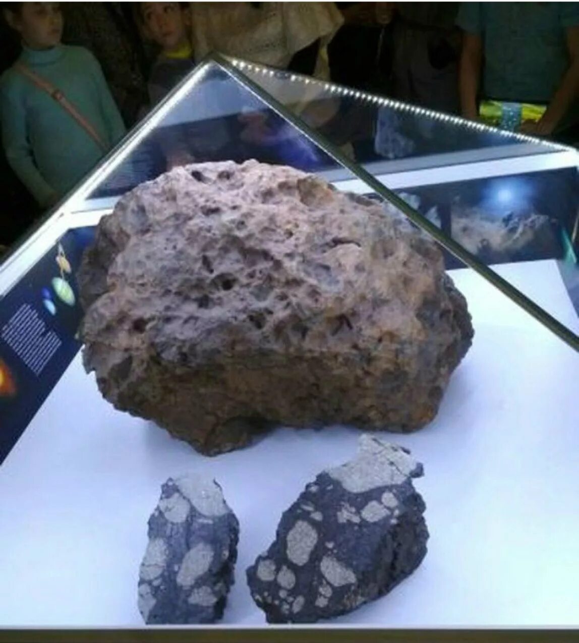 Метеорит в челябинске 2013. Метеорит в челябинске чебаркуль. Метеорит в музее челябинска. Краеведческий музей челябинск метеорит. Чебаркуль метеорит.