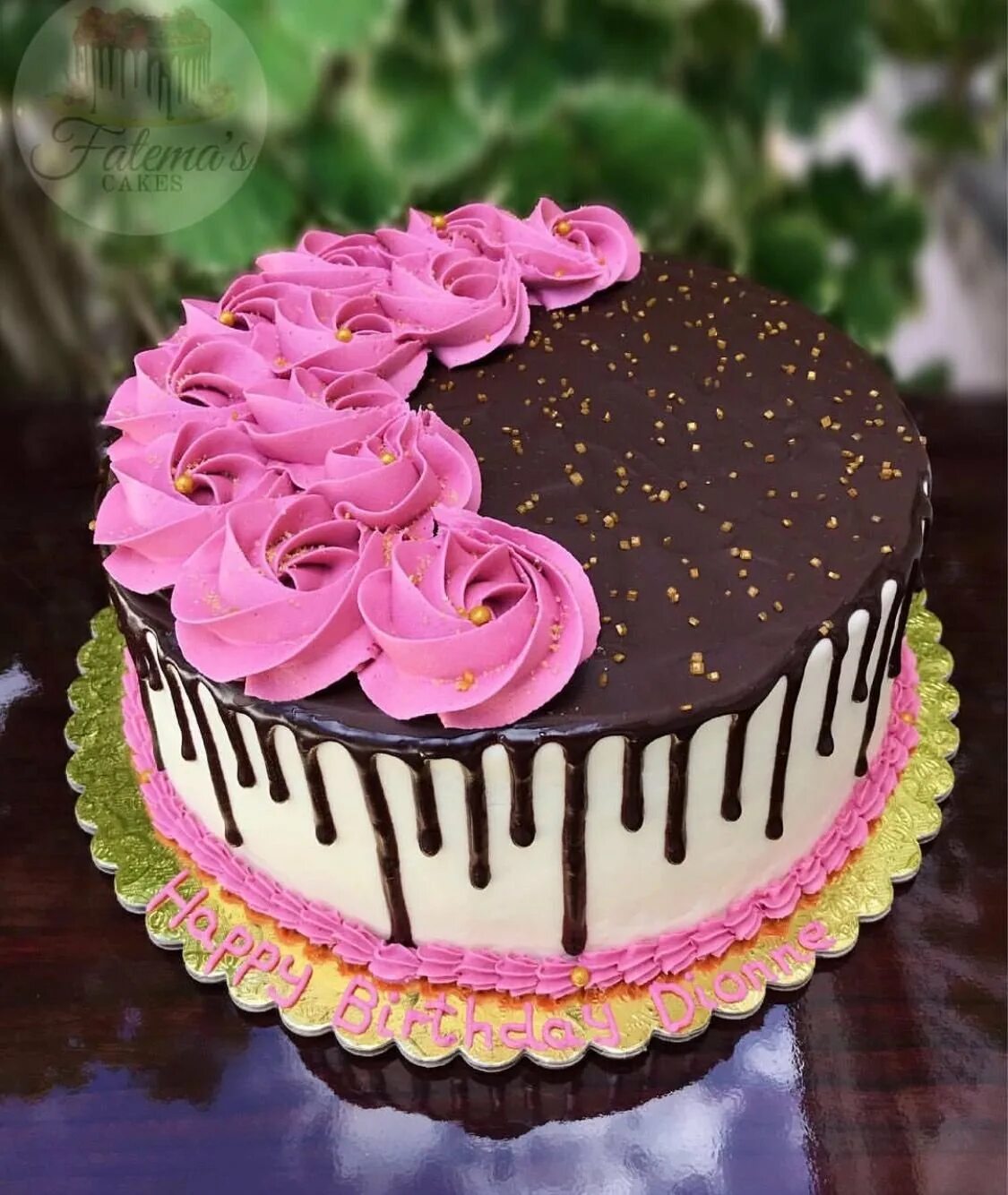 Как украсить торт девушке. Украшение торта. Красивые кремовые торты. Украшение торта для девушки. Торт на день рождения женщине.