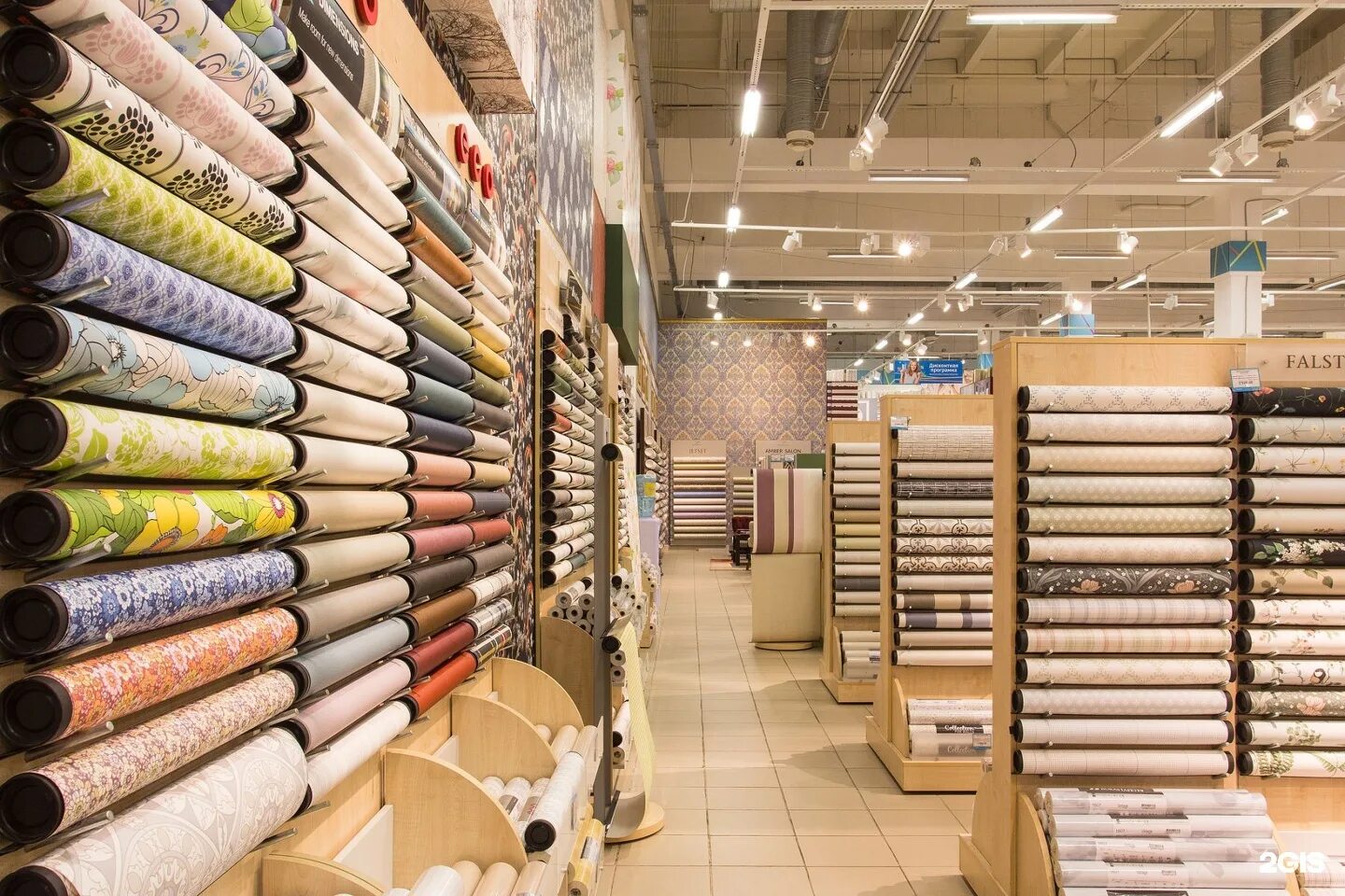 широкий ассортимент обоев. луганск строительный магазин стройцентр. обойный мир. оформление магазина обоев. ассортимент обоев для стен.