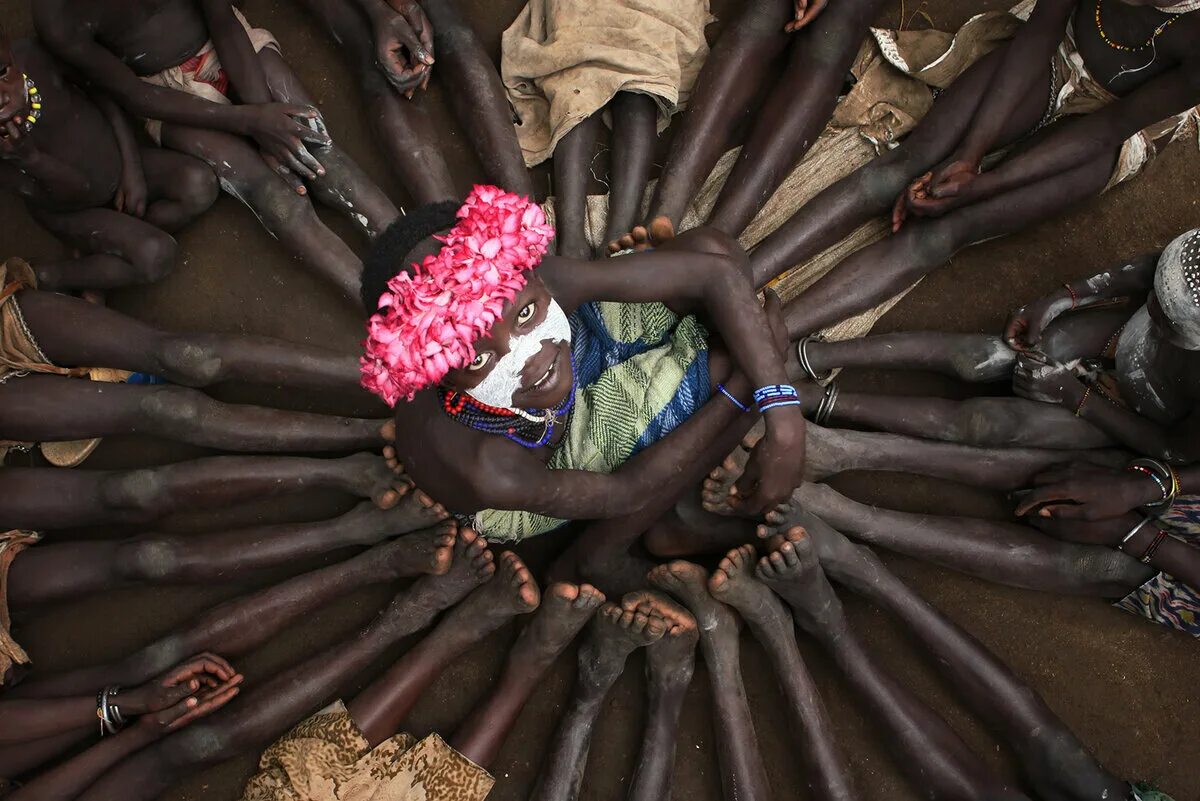 Собрание племени. Бабемба племя. Руки африканки.