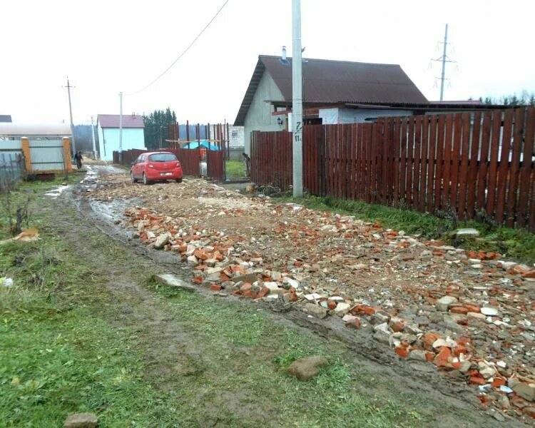 Чем лучше отсыпать дорогу. Подсыпка участка на даче. Отсыпка дороги. Дорогу отсыпать на дачи. Участок отсыпанный щебнем.