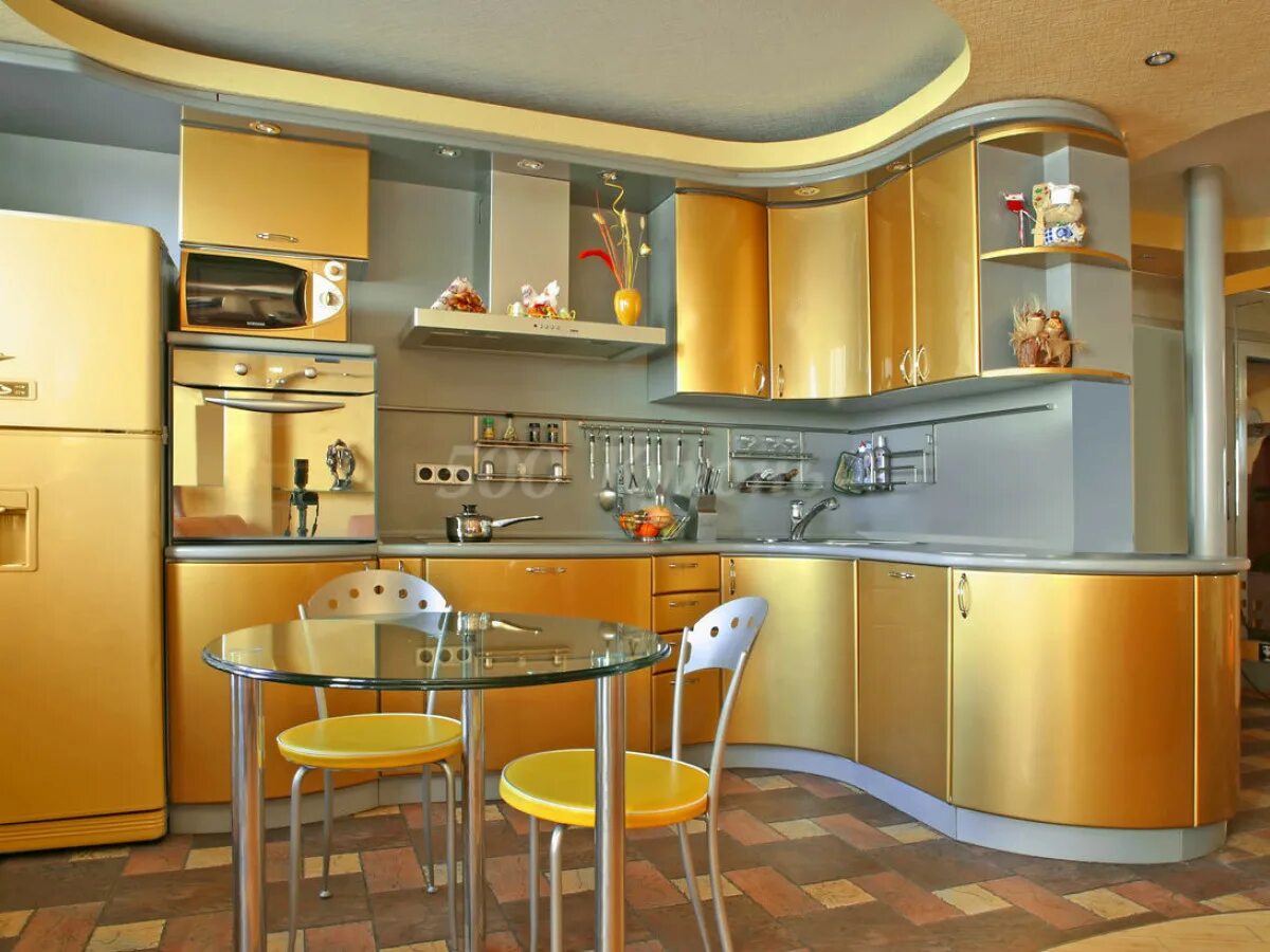 Золотистые кухонные. Золотая кухня. Кухня в золотом цвете. Кухня золотистого цвета. Кухня с радиусными фасадами.