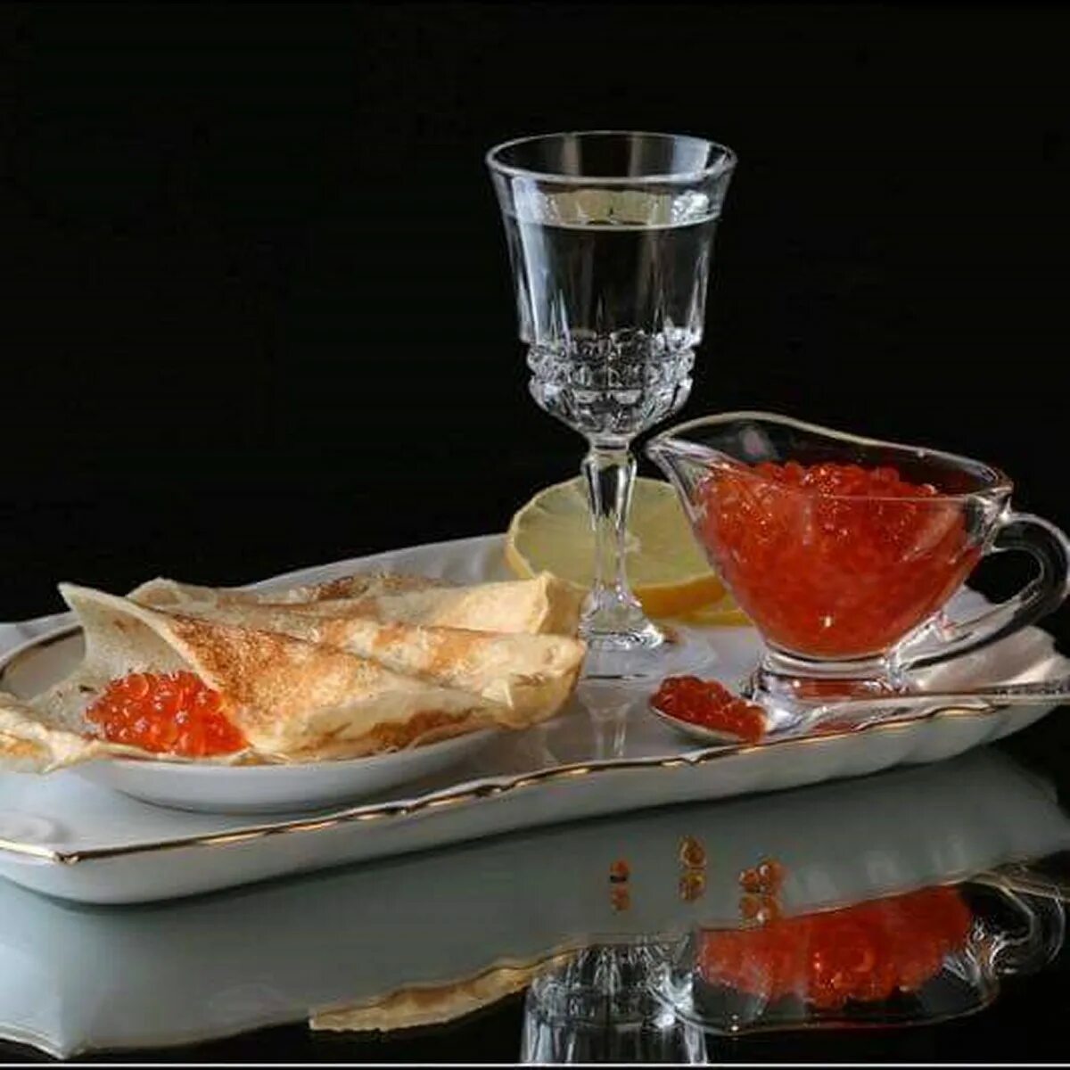 Водочка. Водочка с икрой. Выпить сто грамм. Рюмочка водки. И рюмочку хрустальную до краешка налей.