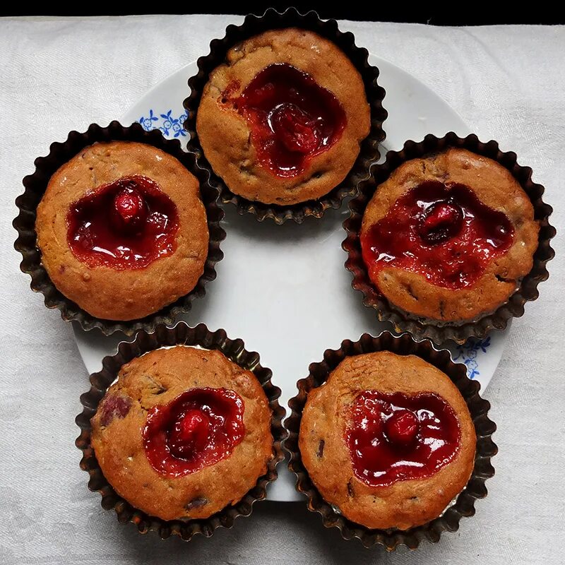 маффины с клубничным вареньем. кекс с вареньем. кексики с джемом в силиконовых формочках. кексы в формочках с вареньем. кексы в формочках с вареньем.