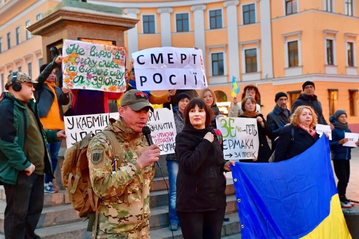 Антироссийские протесты в Украине. Украинские лозунги против русских. Лозунги протестующих на Украине. Русофобские лозунги на Украине. Киев против россии