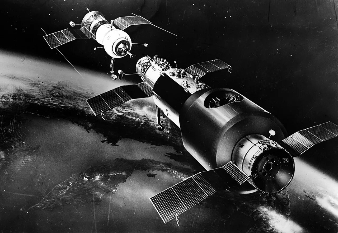 Первая космическая станция на орбите. Салют-1 первая орбитальная станция. 1971 Советская орбитальная Космическая станция салют. Пилотируемая орбитальная станция «салют-1». Станции «салют-1» 19 апреля 1971.