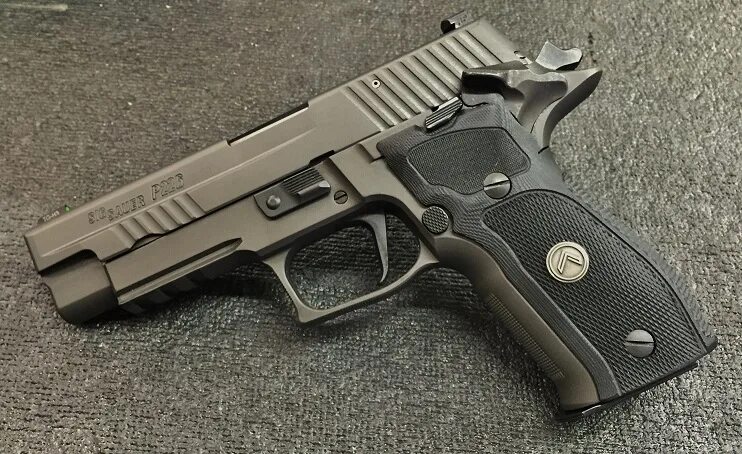 Травмат зауэр. Зиг Зауэр р226. Sig Sauer p226 травмат. Sig Sauer p220 Legion 10mm.