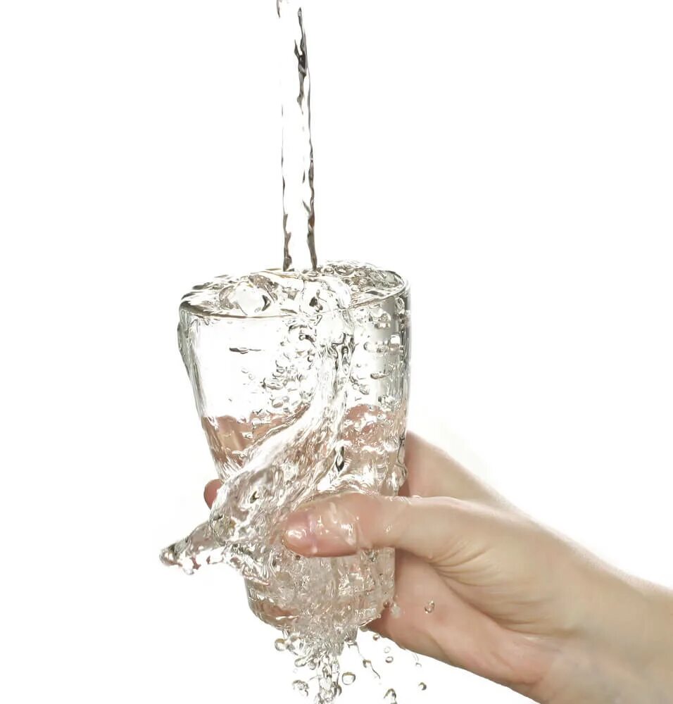 Переполнение жидкостью. Стакан воды. Вода льется. Стакан воды в руке. Вода льется в стакан.