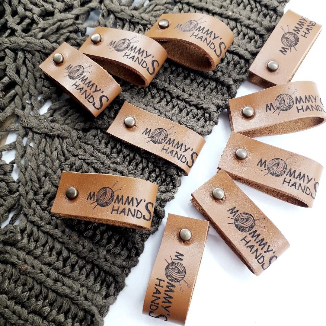 лейблы на одежду. бирки изготовить. бирки для одежды. этикетка на одежде. навесная бирка на одежду.