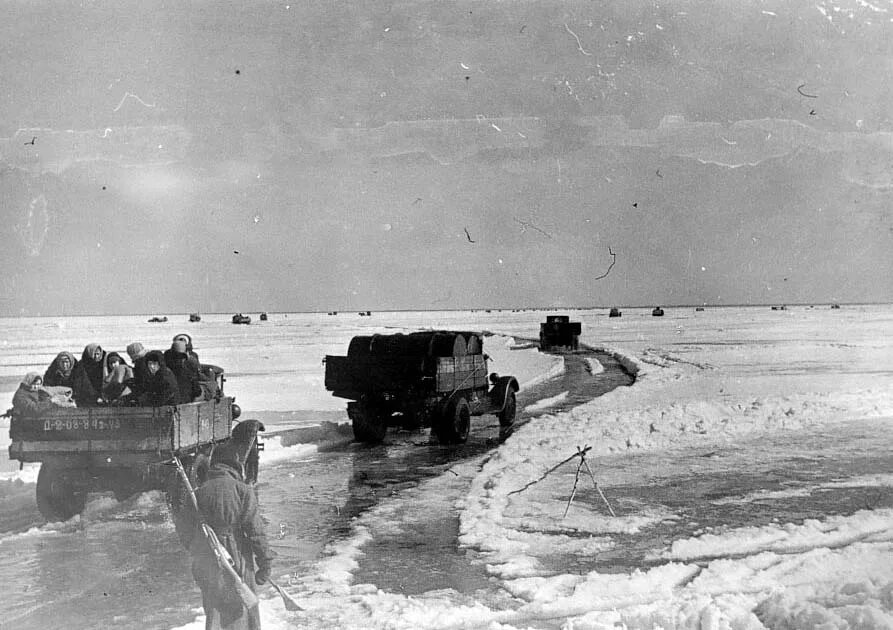 Ладожское озеро блокада ленинграда. Дорога жизни в ленинграде в блокаду. Дорога жизни в ленинграде в блокаду. Ладожское озеро блокада ленинграда. Дорога жизни ленинград.