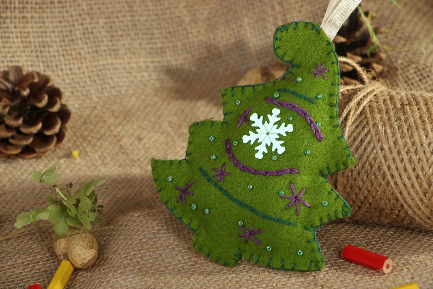 новогодняя елочка из фетра. игрушки из фетра на елку. елочка из фетра. елочка из фетра с игрушками. елка из фетра своими руками.