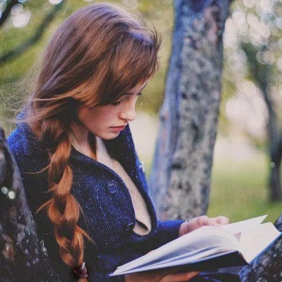 Мечтайте скромнее. Девушка с книжкой. Скромная девушка. Девушка с книгой фотосессия. Красивая девушка с книгой в руках.