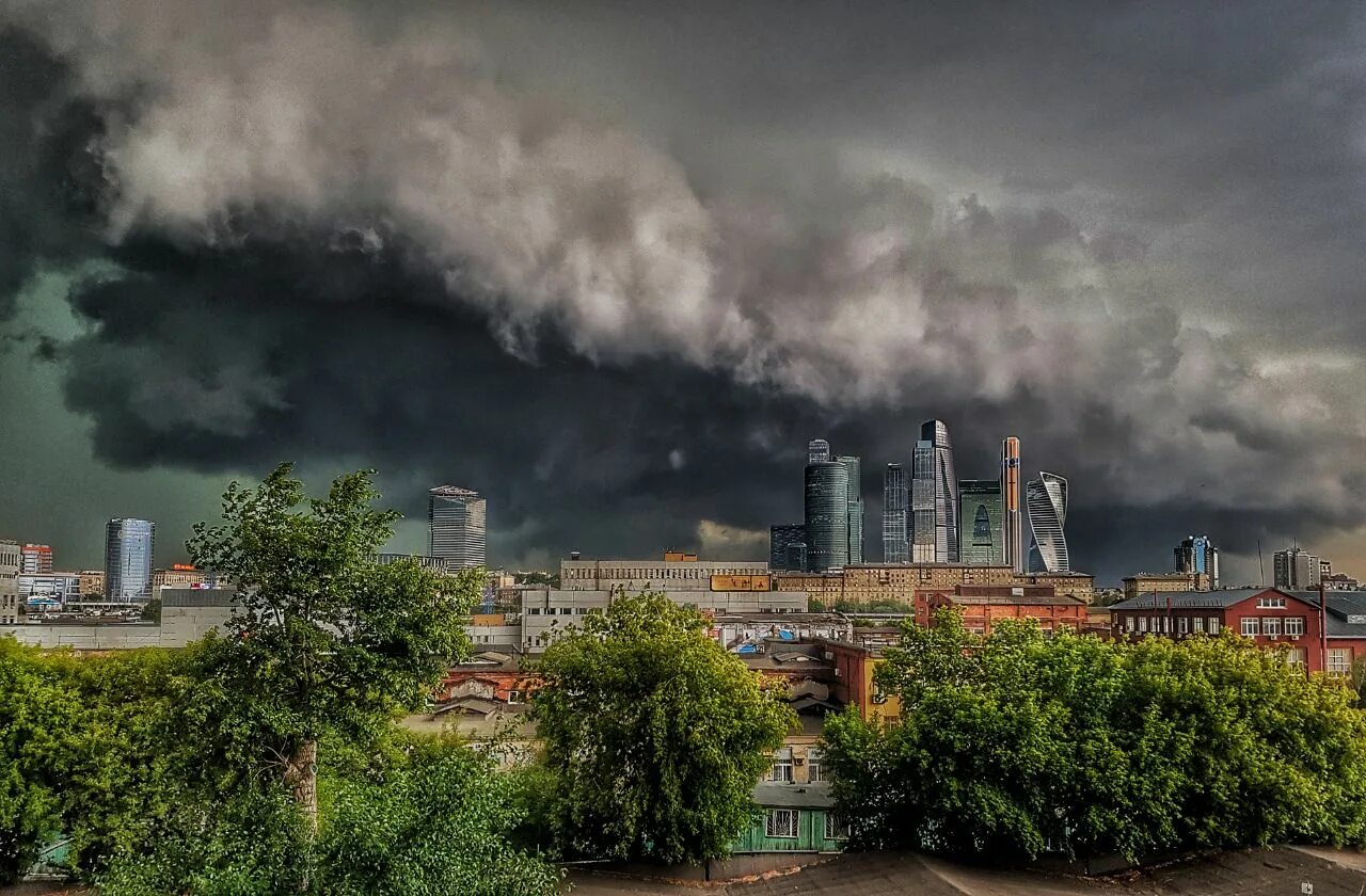 Торнадо в Москве. Ураган в Москве. Смерч в Москве. Шторм в Москве.