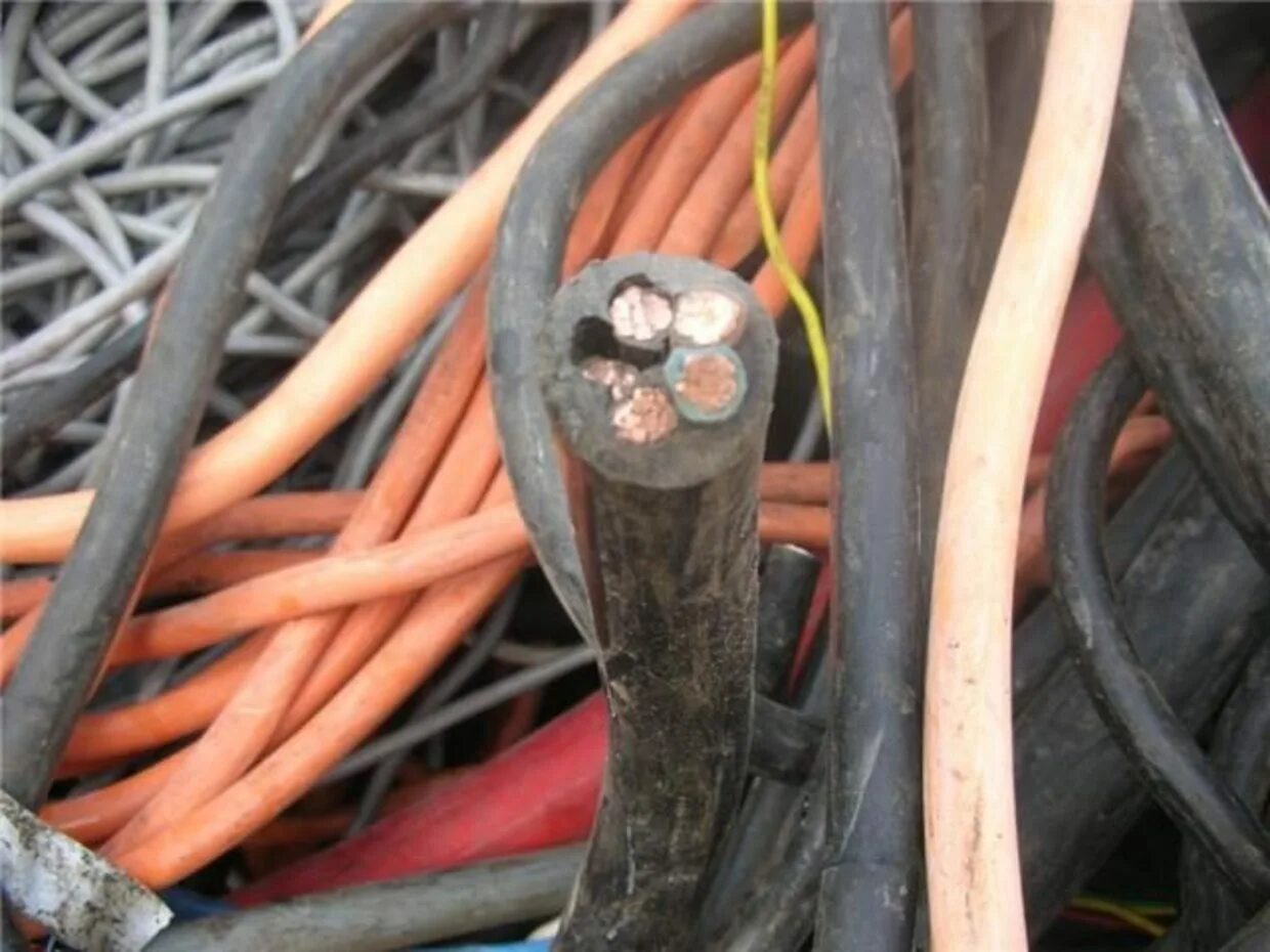 Толстый кабель для электричества. Старый медный кабель. Лом кабеля. Медь в проводах.