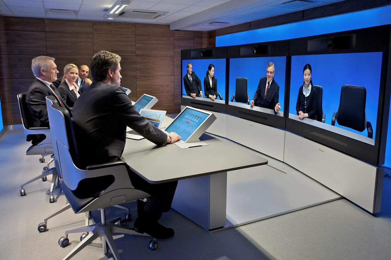 Телемост на пк. Tandberg Telepresence t3. Видеоконференция. Система видеоконференцсвязи. Системы телеприсутствия.