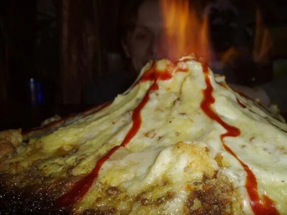 мясное блюдо вулкан. торт вулкан рецепт. рецепт вулкана. блюдо вулкан из фарша и картофельного. вулкан из еды.