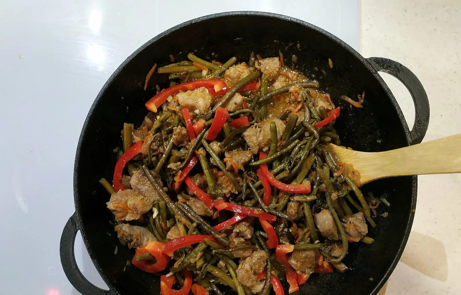 Папоротник с мясом рецепты приготовления в сковороде. Папоротник орляк блюда. папоротник-орляк со свининой. папоротник орляк соленый. жареный папоротник орляк.