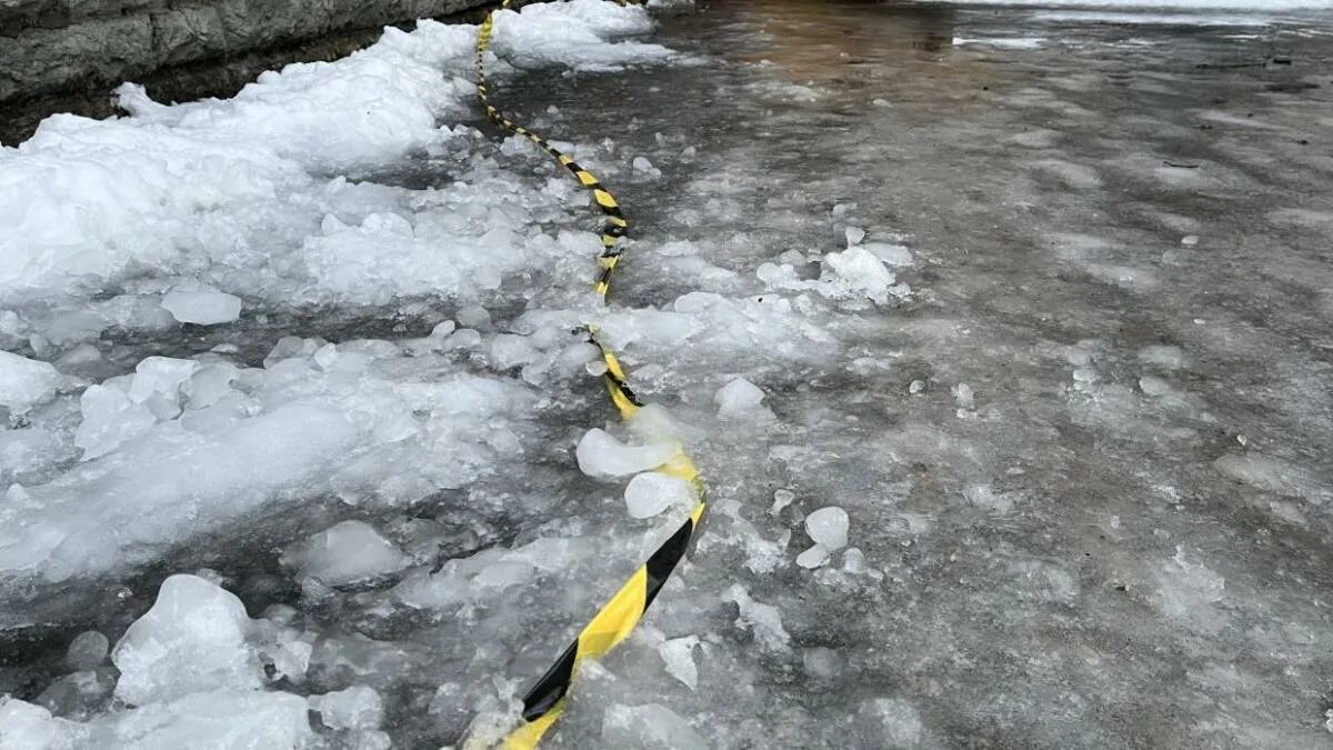 С крыш падает вода. Ледяные тротуары в Питере глыбы. Гололед. Лед на дороге.