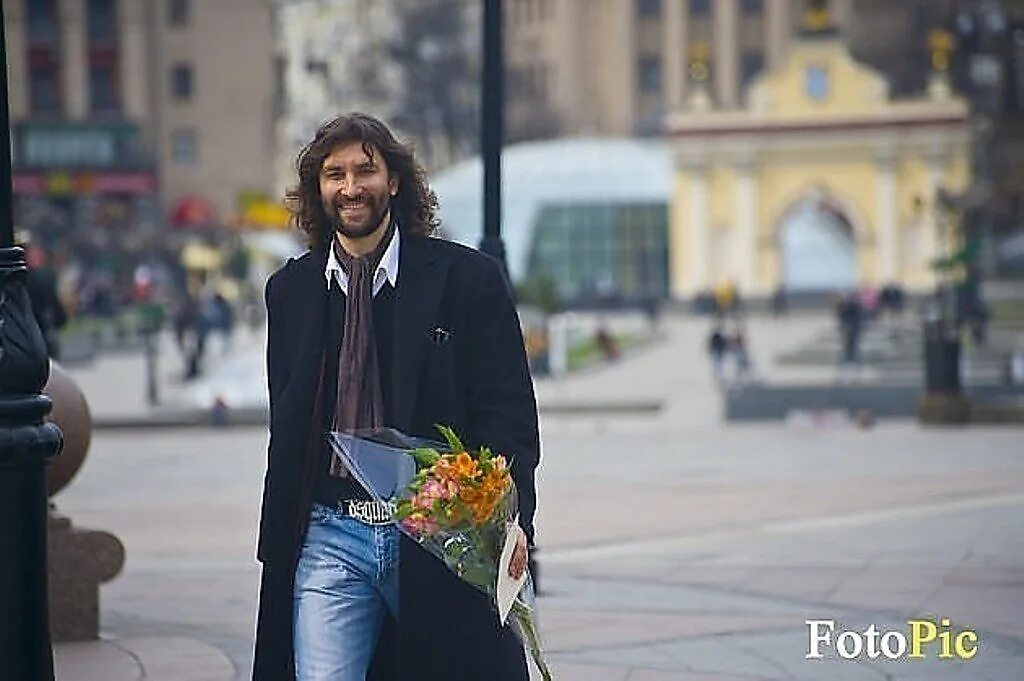 парень идет по улице поет. люди идут по улице. парень идет по улице поет. танцующий парень на улице. мужчина на улице.