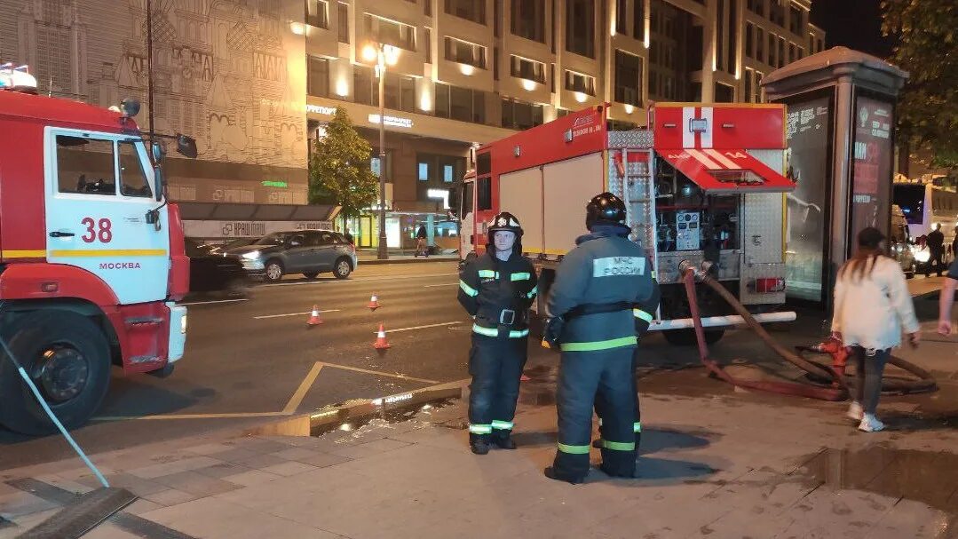 Пожар на Тверской. Пожар на Тверской Москва. Пожар в центре Москвы сейчас. Горит дом на Тверской. Что случилось в мск