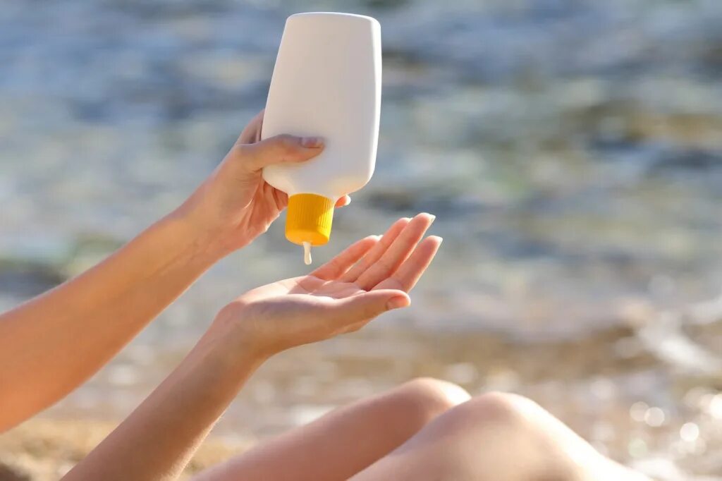 Где купить солнцезащитный. Солнцезащитный лосьон Sunblock. Солнцезащитный крем Sunscreen. Солнцезащитные крема нанесение. Солнцезащитный крем на пляже.