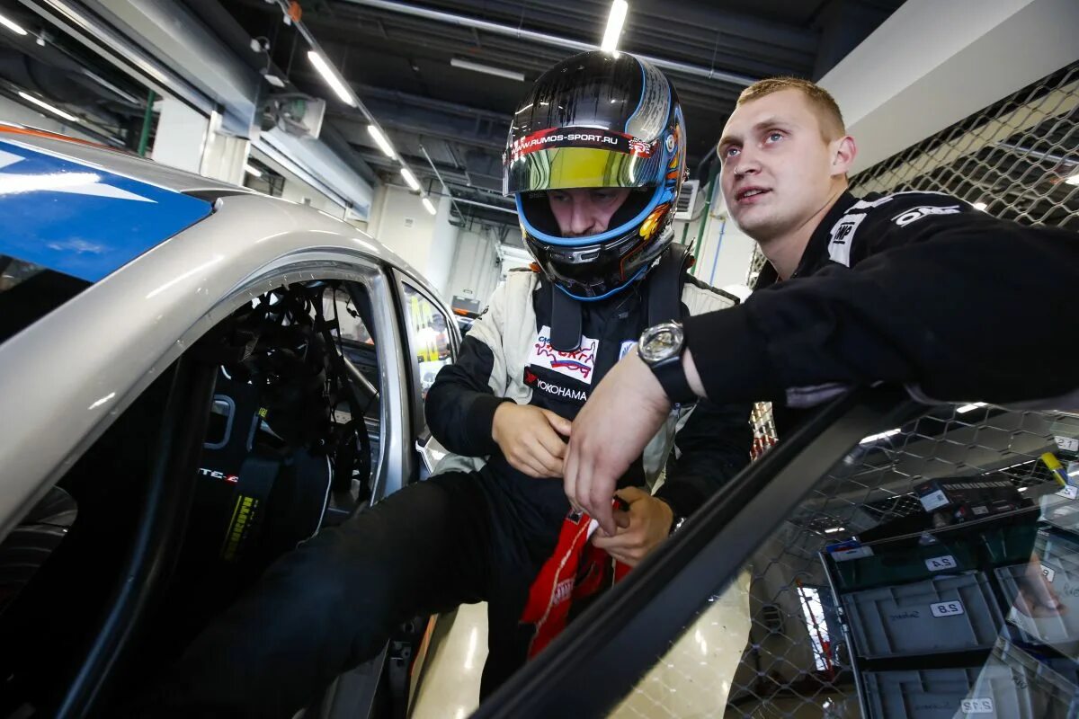 Штурман ралли. Автогонки гонщик. Пилот гонок. Петриков олег автогонки. Пилот гонок с телефоном.