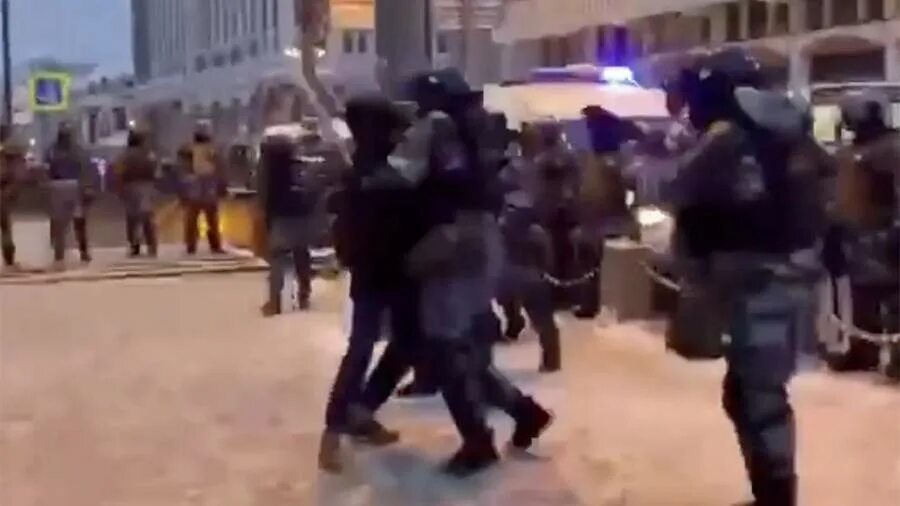 Нападение на сотрудника полиции. Задержали четверых подозреваемых. В москве мужчина напал. В москве мужчина напал. Кавказцы напали на мужчину с ребенком.