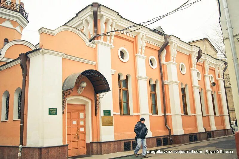 Большая татарская метро. Москва историческая мечеть большая Татарская. Историческая мечеть на Новокузнецкой. Историческая мечеть на Третьяковской. Московская историческая мечеть внутри.