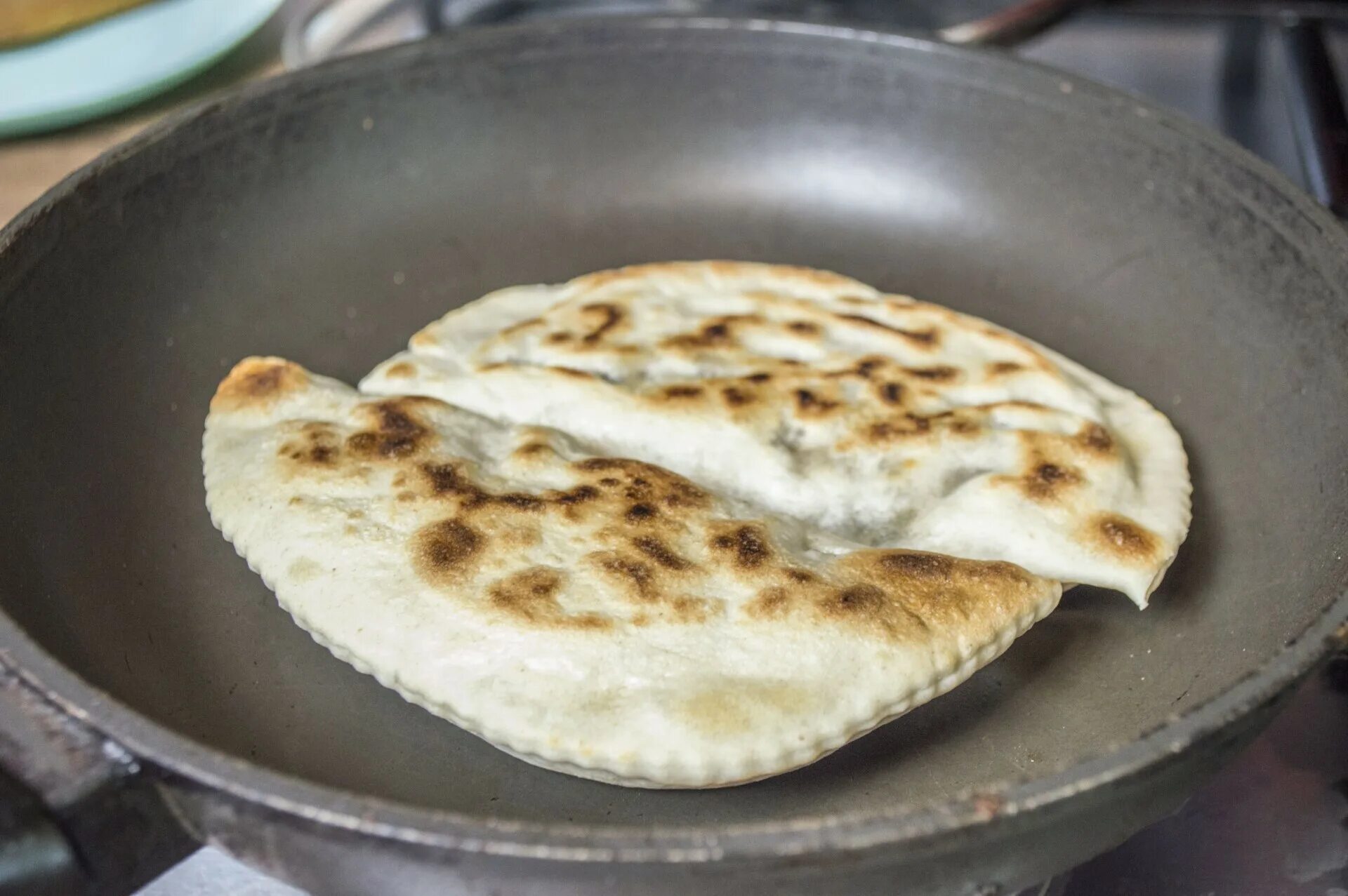 Янтык с бананом. Янтыки крымские с мясом. Крымско татарские чебуреки янтык. Чебуреки с сыром и зеленью на сухой сковороде. Кутабы с говядиной.