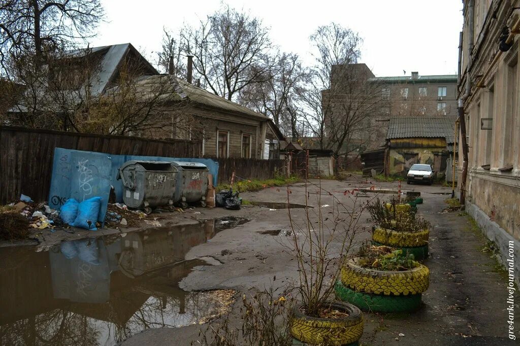 Типичное гор. Загрязнённый двор Нижнего Новгорода. Двор в России ужасный. Российские убогие дворы. Русский двор.