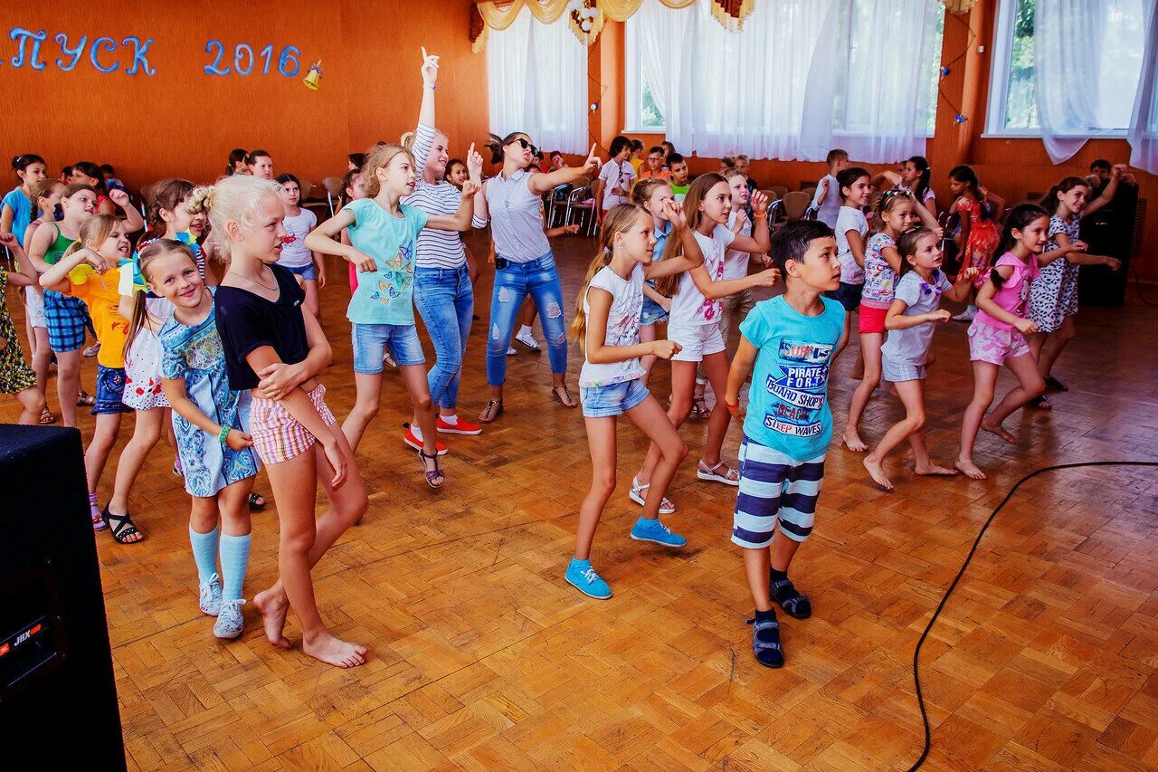 Дискотека в летнем лагере. Тематическая дискотека в лагере. Вечеринка в лагере. Дети на дискотеке в лагере. Детская дискотека лагерь.
