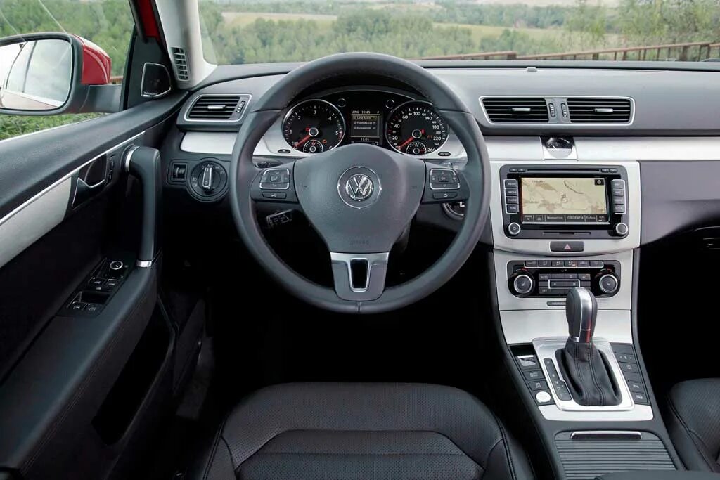 8 tsi. Volkswagen passat универсал 2012. 1. Фольксваген пассат б7 салон. Vw passat b7 салон.