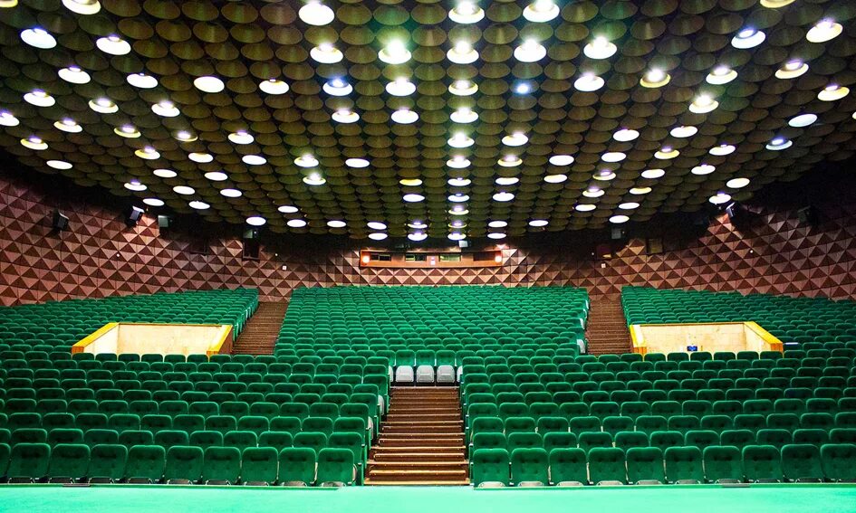 Минск в октябре. Кинотеатр октябрь минск. Ленинский проспект 1975. Кинотеатр октябрь минск. Кинотеатр октябрь арбат большой зал.