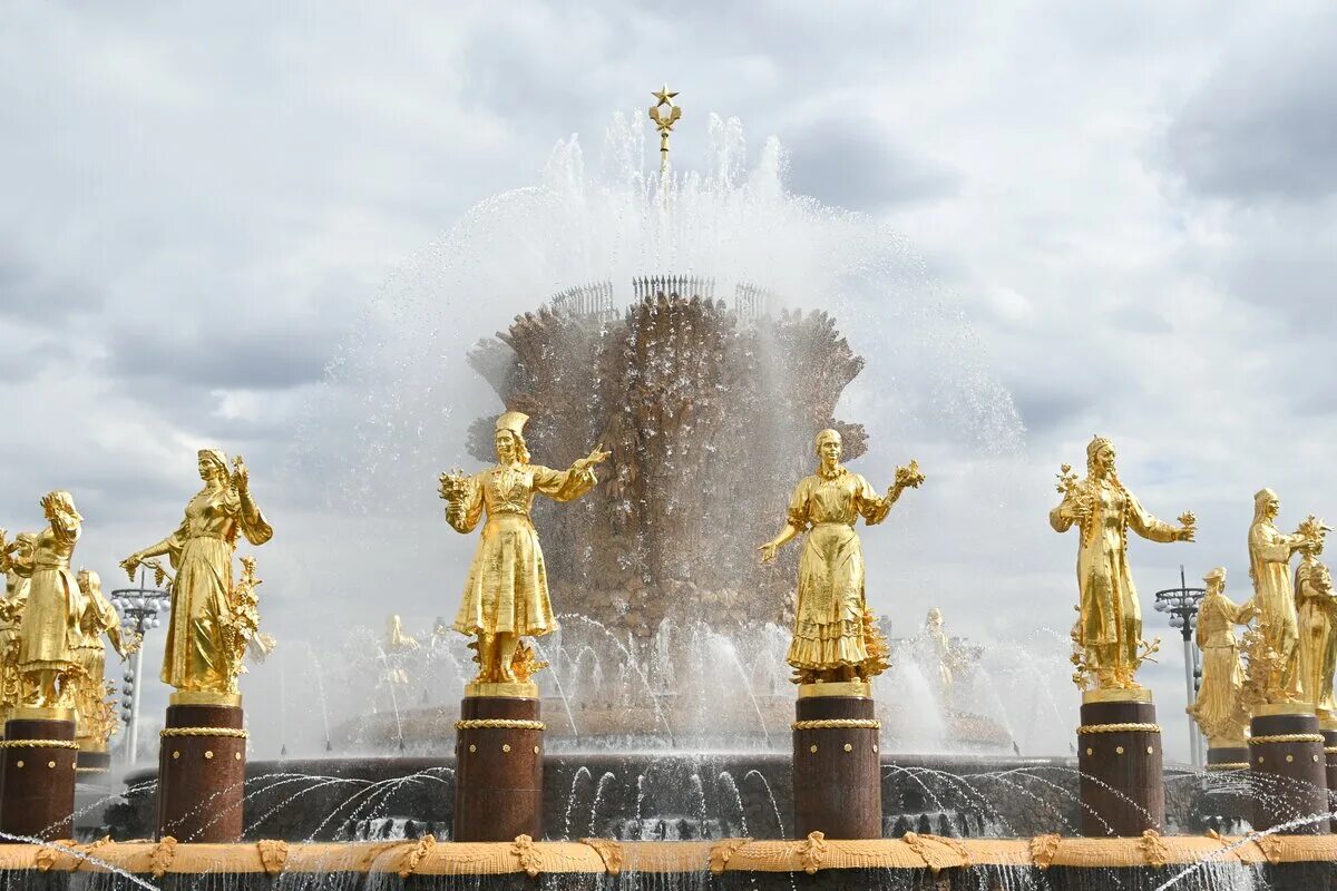 Вднх работа фонтанов. 14 фонтанов в восьмигранных чашах, вднх. вднх фото май. фонтаны на 14 февраля. время работы фонтанов на вднх в москве сегодня 2025.