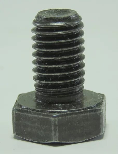 пр. латунный болт 2101-1305026-10. болт стоит. огромный болт с гайкой. болт стоит.