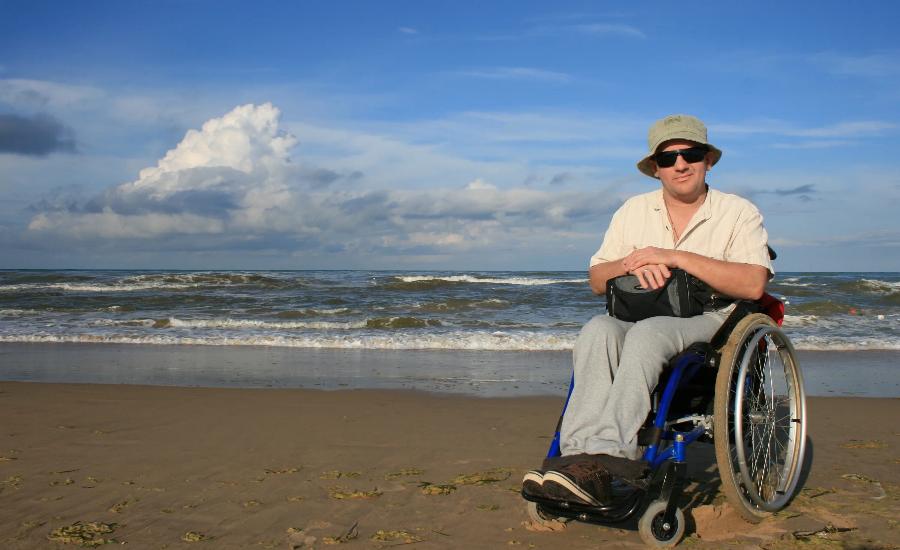 Юмор про инвалидов колясочников. Человек в инвалидной коляске. Гонка инвалидов колясочников. Едет инвалиду. Инвалид колясочник.