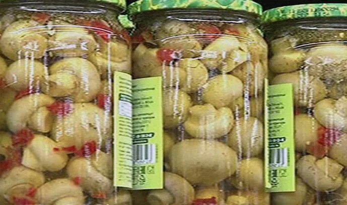 Что делают с шампиньонами на зиму. Шампиньоны на зиму в банках. коробка шампиньонов для засолки. как закрыть на зиму шампиньоны если они большие. как правильно приготовить шампиньоны на зиму в банках.