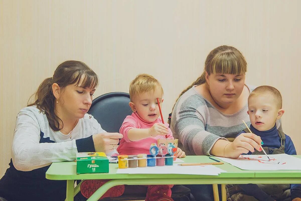 Занятия с детьми инвалидами. Педагог и ребенок с овз. Занятия с детьми с овз. Дети с овз. Логопедическая реабилитация детей.