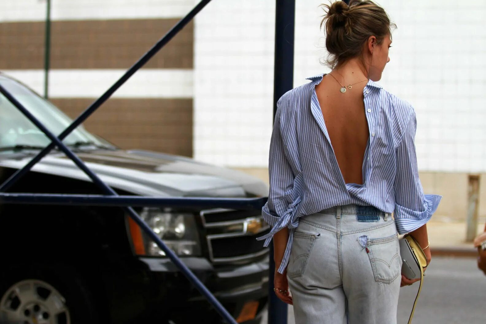 Девушка задом наперед. Девушка задом наперед. Девушка с расстегнутой пуговицей. Рубашка задом наперед. Блузка с открытой спиной.