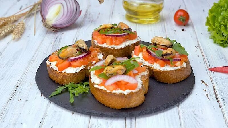 Брускетта с мидиями. Брускетта с мидиями. Брускетта с мидиями и помидорами. Брускетта с мидиями. Брускетта с мидиями и помидорами.