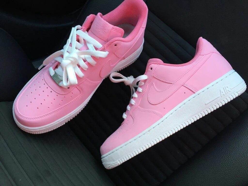 Кроссовки с розовыми шнурками. Nike Air Force 1 White Pink. Кроссовки найк розовые форсы. Nike Air Force 1 Mid Pink. Nike Air Force 1 розовые женские.