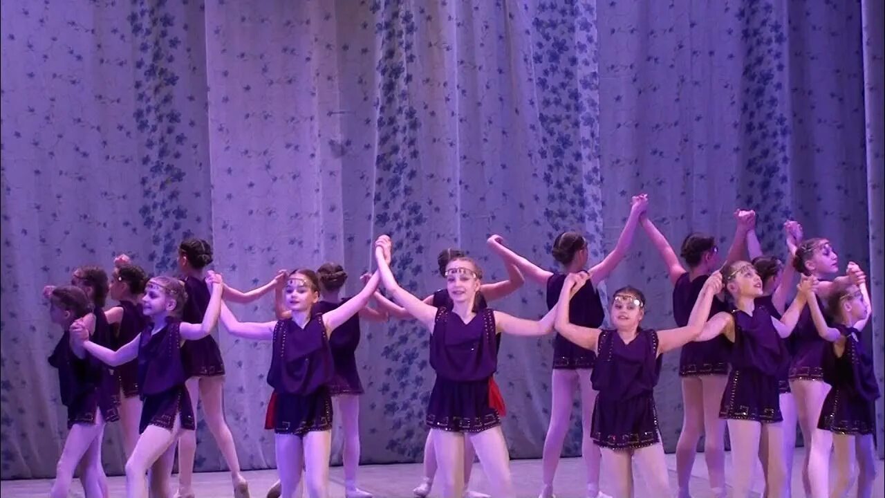 Шоу группа грация ярославль. Грация видео. Танец на бис. Грация дятьково танцы россия 1. Ансамбль бального танца под калинку.