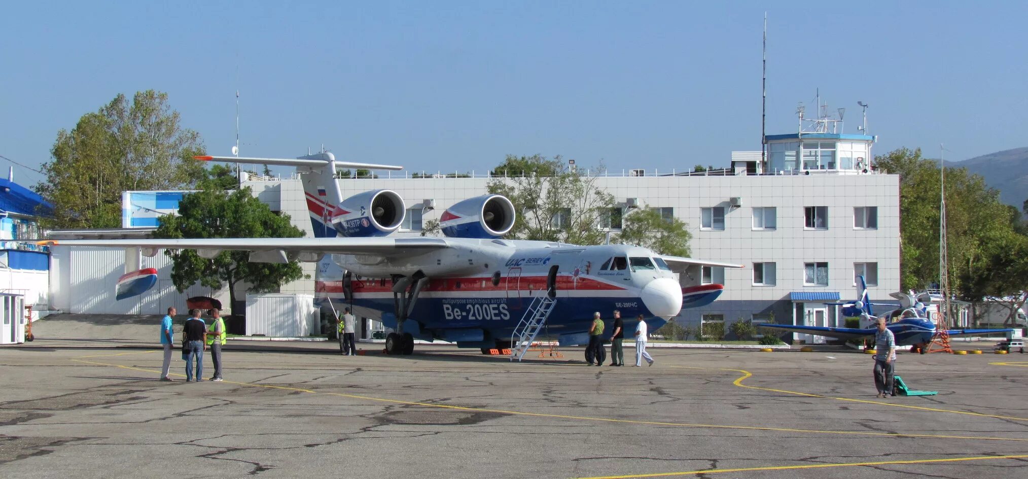 Пао бериева. ТАНТК им Бериева бе-200. Таганрогский авиационный комплекс Бериева. Бе 200 Таганрог. Площадь Бериева Таганрог.