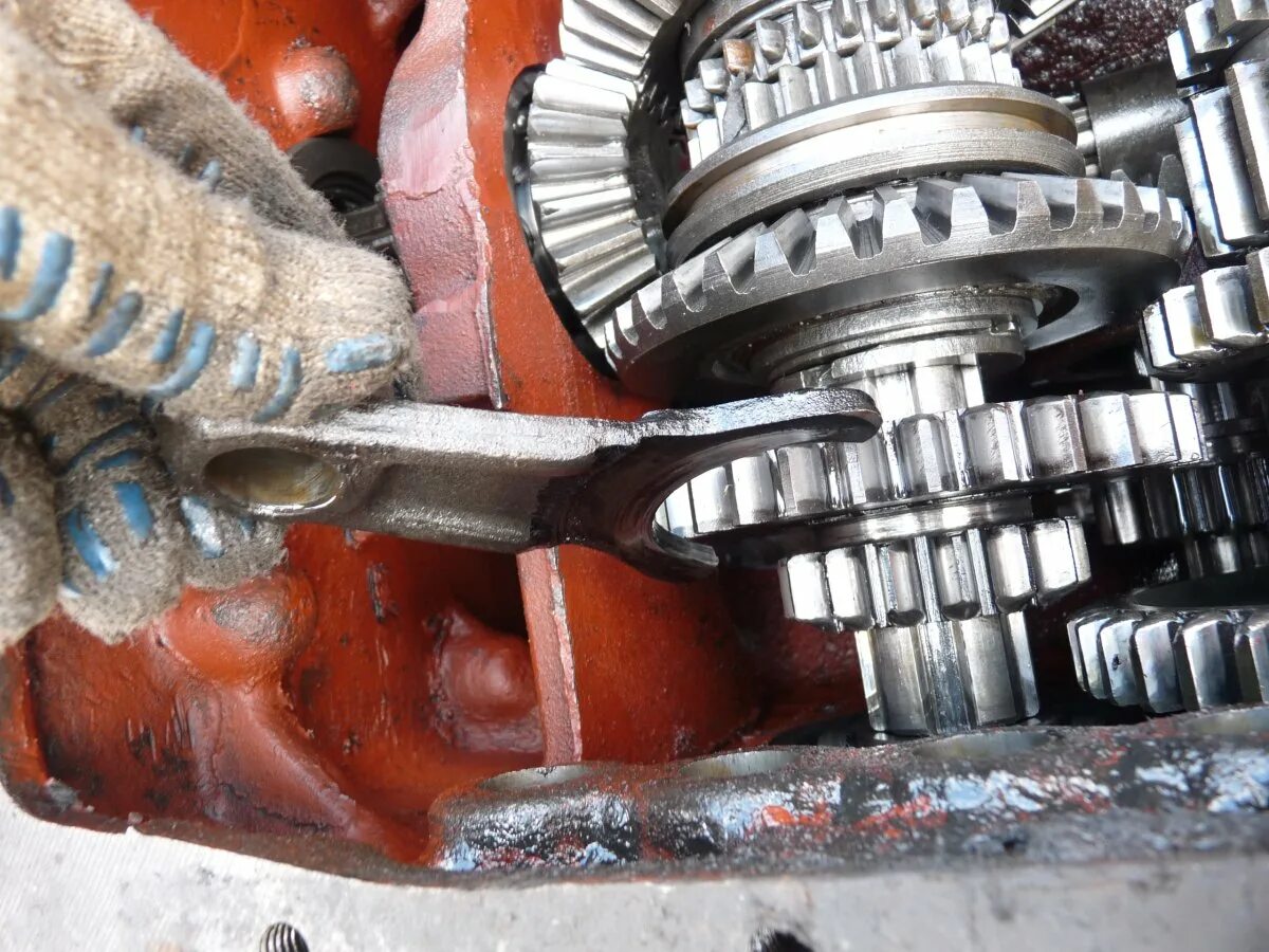 Ремонтная мастерская. Слесарь по ремонту автомобилей. Сборка узлов и агрегатов. Разборка и сборка узлов и агрегатов автомобиля. Слесарь.