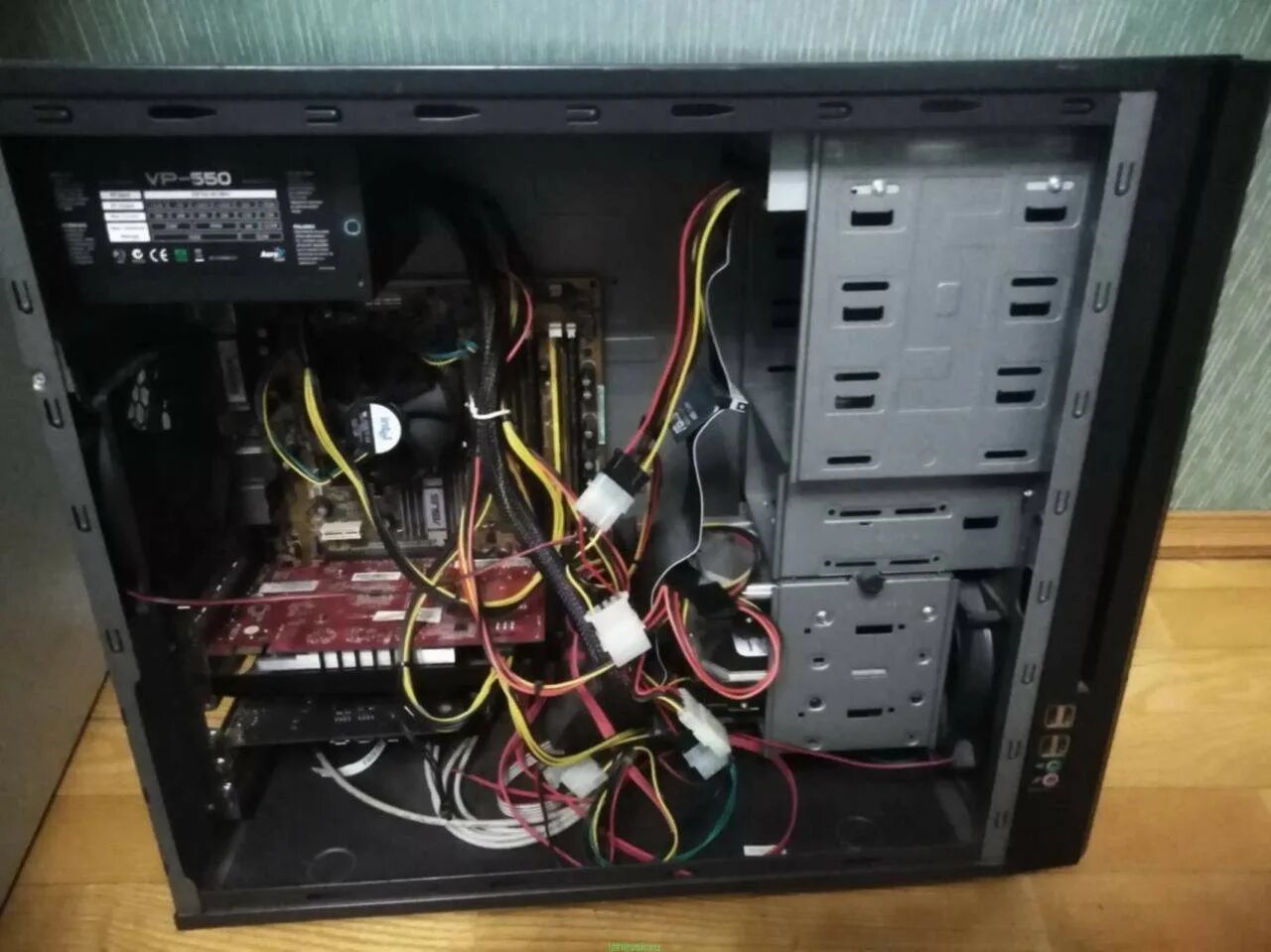 Открытый дисковод на компе. Кнопка открытия дисковода на компьютере. Как открывается дисковод на компьютере. Как открыть дисковод на компьютере без кнопки. Что делать если дисковод не открывается на компьютере.