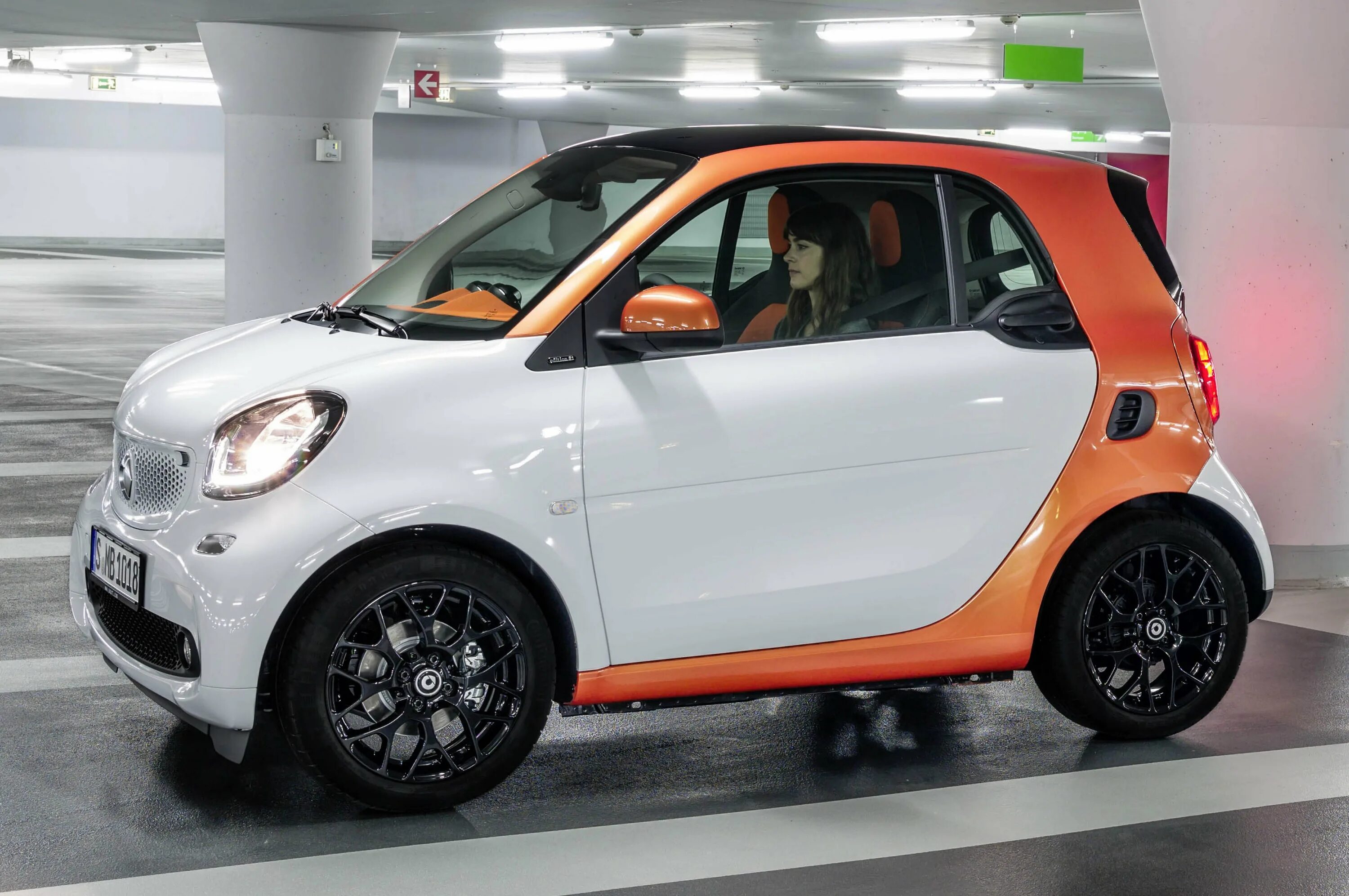 Машина smart fortwo. Смарт стоит. Машина смарт е 8. Смарт 360 машина. Машина smart fortwo.