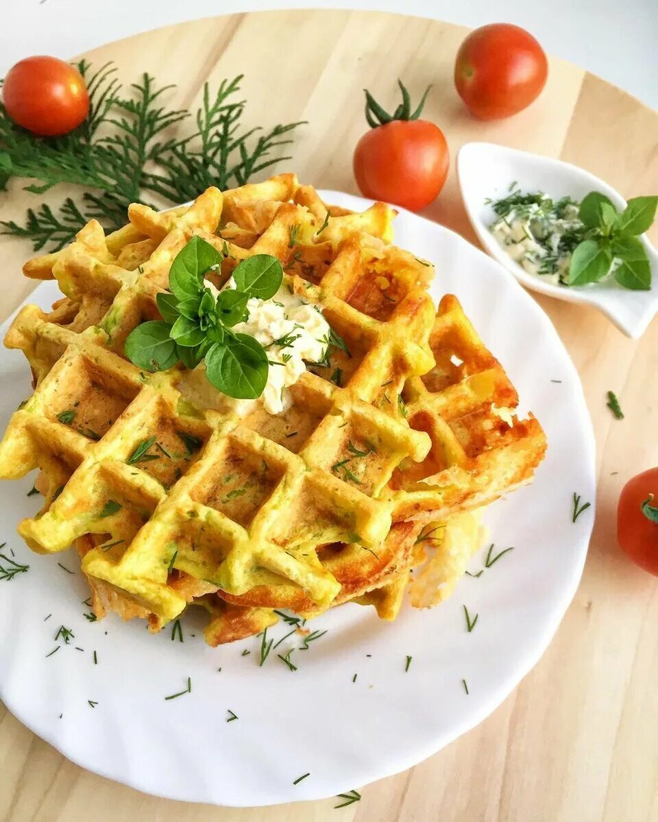 Кабачково сырные вафли. Кабачковые вафли. Вафли с сыром. Кабачковые вафли с сыром. Кабачковые вафли в электровафельнице.
