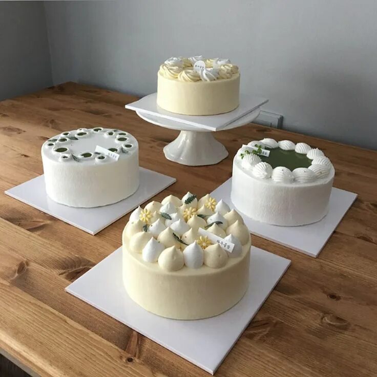 Минимализм в оформлении тортов White Cake with Vanilla Buttercream Baking with Blondie Recipe Savoury cake, C